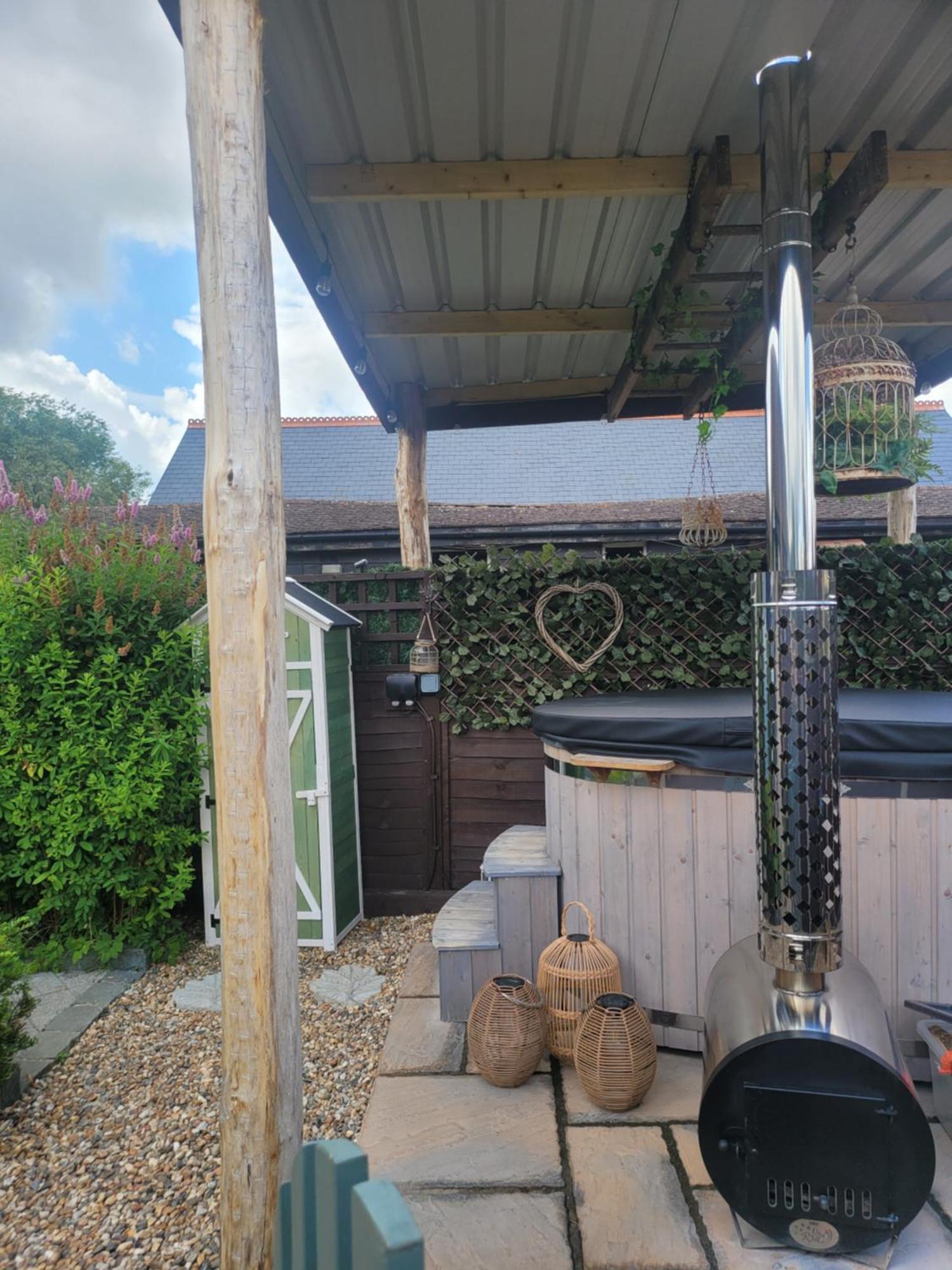Holiday home Birch With Private Wood Fire Hot Tub Harrietsham